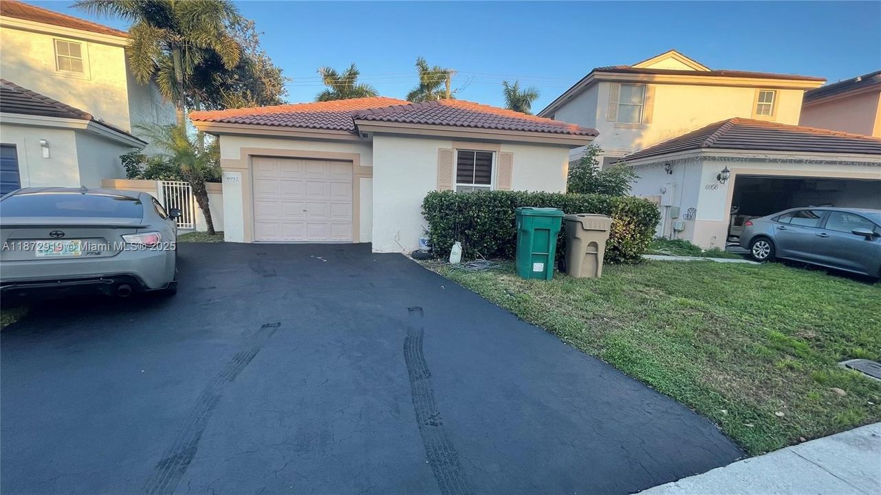 Active With Contract: $3,000 (3 beds, 2 baths, 1361 Square Feet)