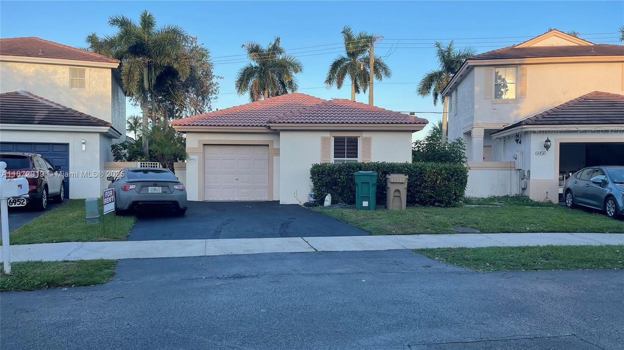 Active With Contract: $3,000 (3 beds, 2 baths, 1361 Square Feet)