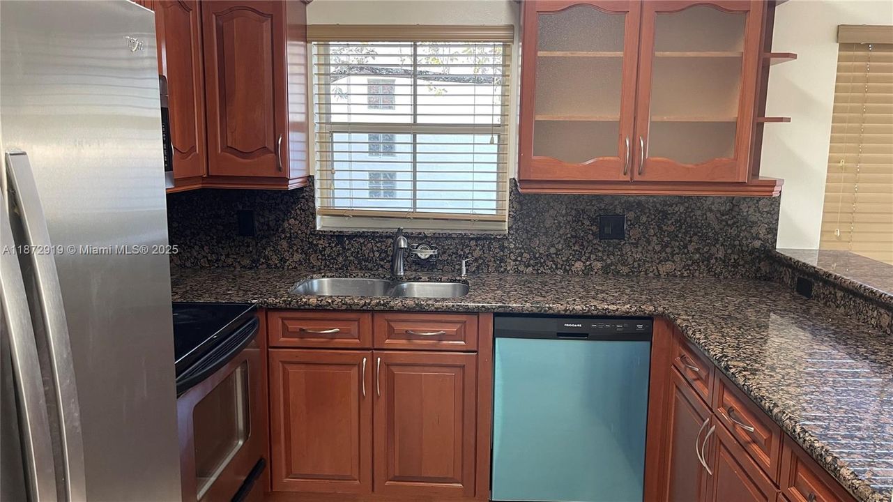 Active With Contract: $3,000 (3 beds, 2 baths, 1361 Square Feet)