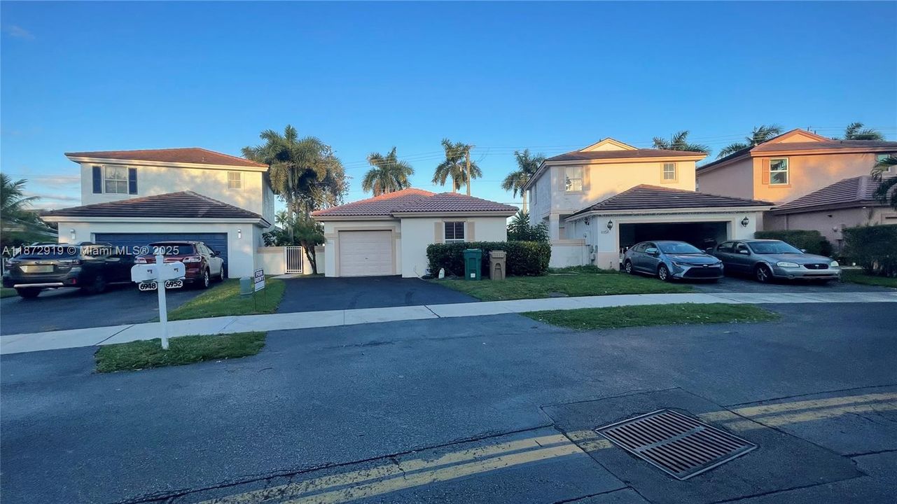 Active With Contract: $3,000 (3 beds, 2 baths, 1361 Square Feet)