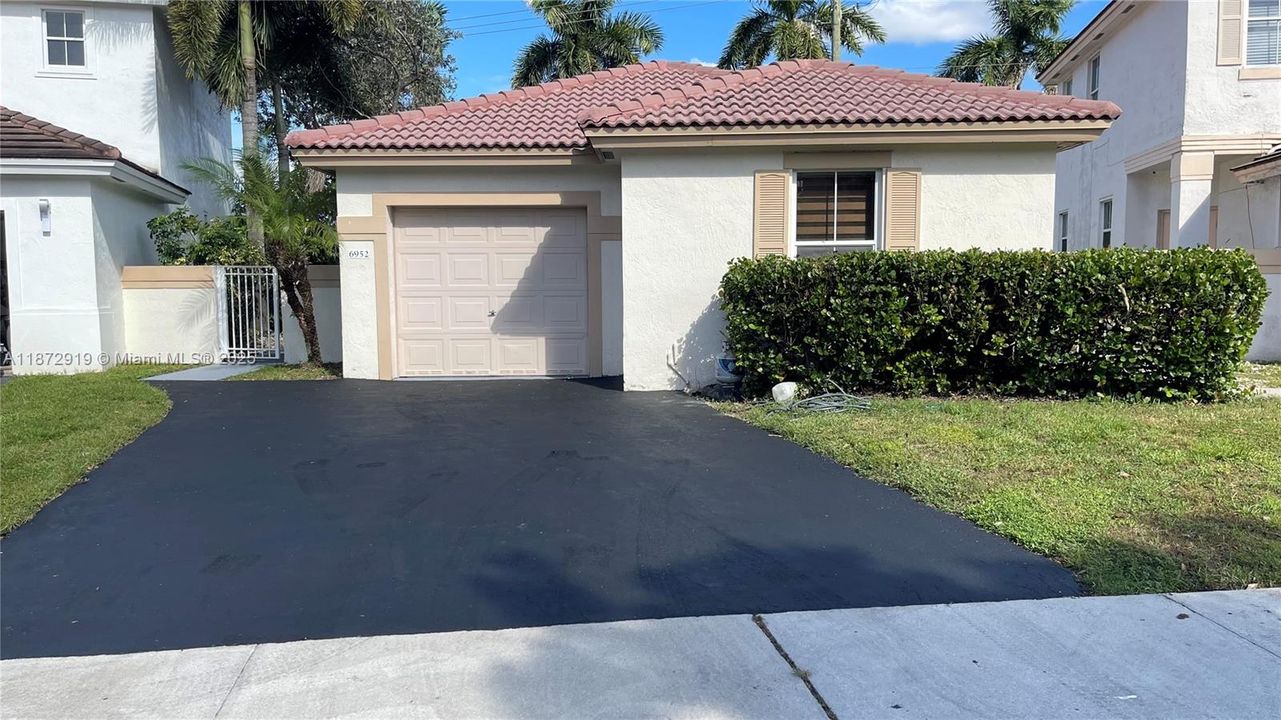 Active With Contract: $3,000 (3 beds, 2 baths, 1361 Square Feet)