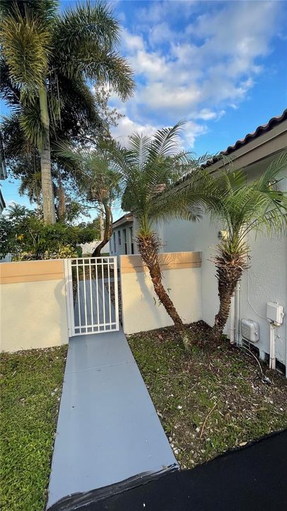 Active With Contract: $3,000 (3 beds, 2 baths, 1361 Square Feet)