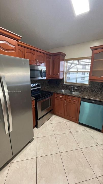 Active With Contract: $3,000 (3 beds, 2 baths, 1361 Square Feet)