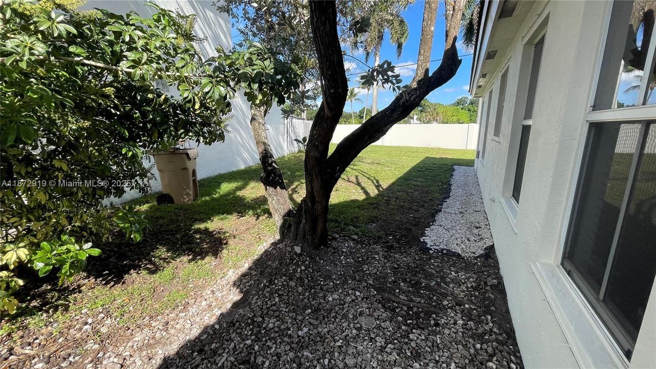 Active With Contract: $3,000 (3 beds, 2 baths, 1361 Square Feet)