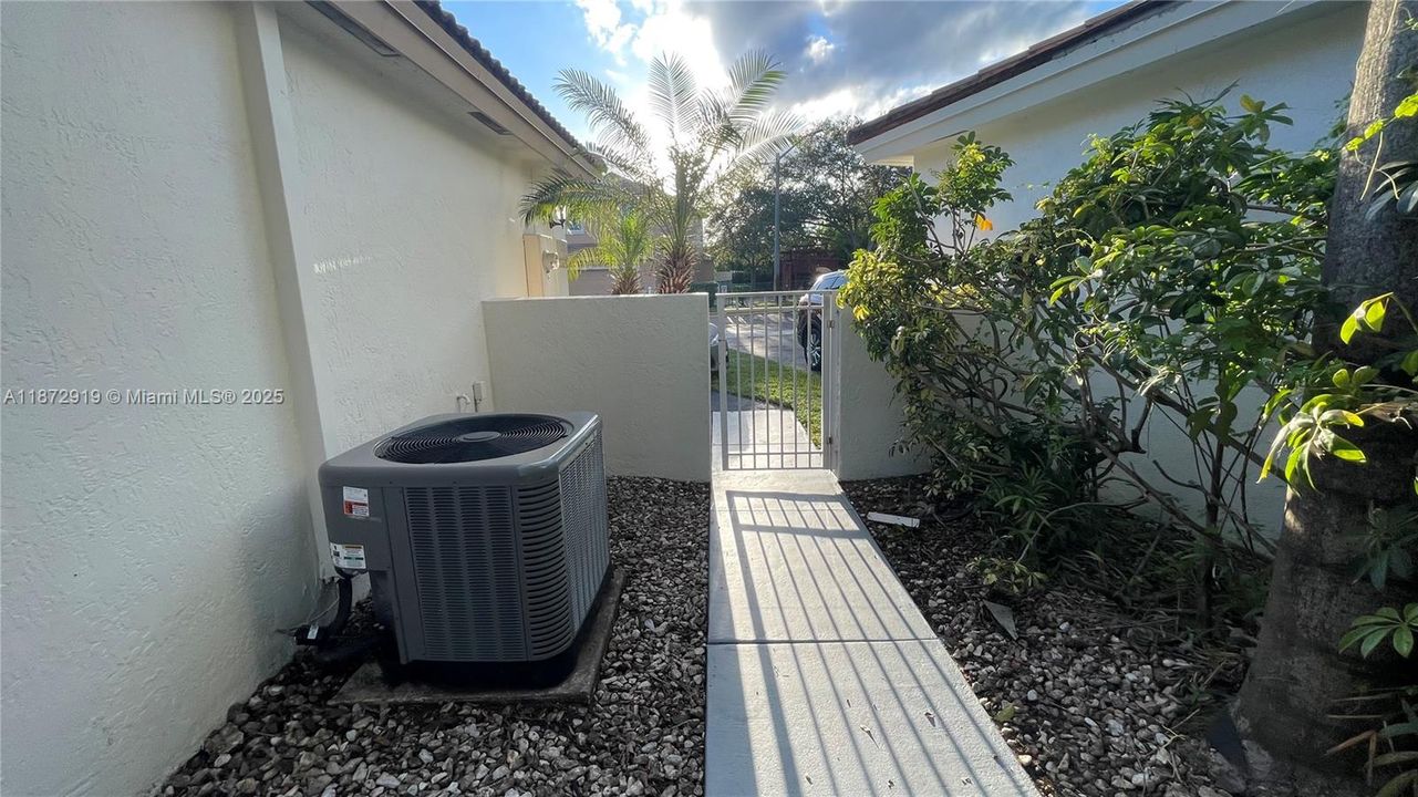 Active With Contract: $3,000 (3 beds, 2 baths, 1361 Square Feet)