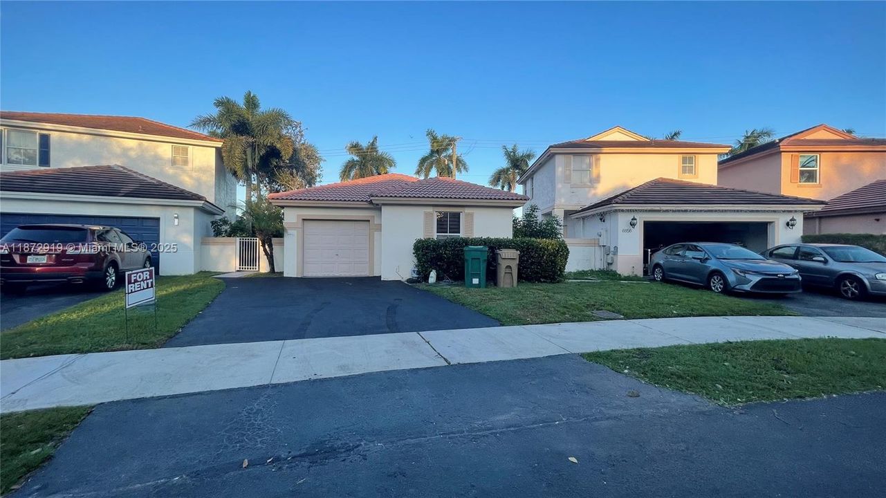 Active With Contract: $3,000 (3 beds, 2 baths, 1361 Square Feet)