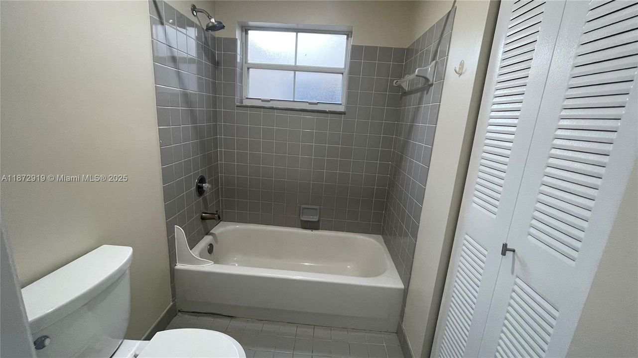 Active With Contract: $3,000 (3 beds, 2 baths, 1361 Square Feet)