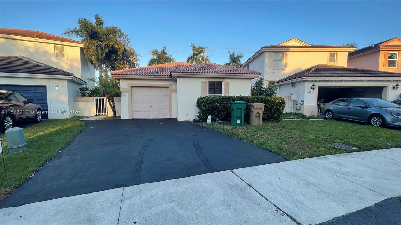 Active With Contract: $3,000 (3 beds, 2 baths, 1361 Square Feet)