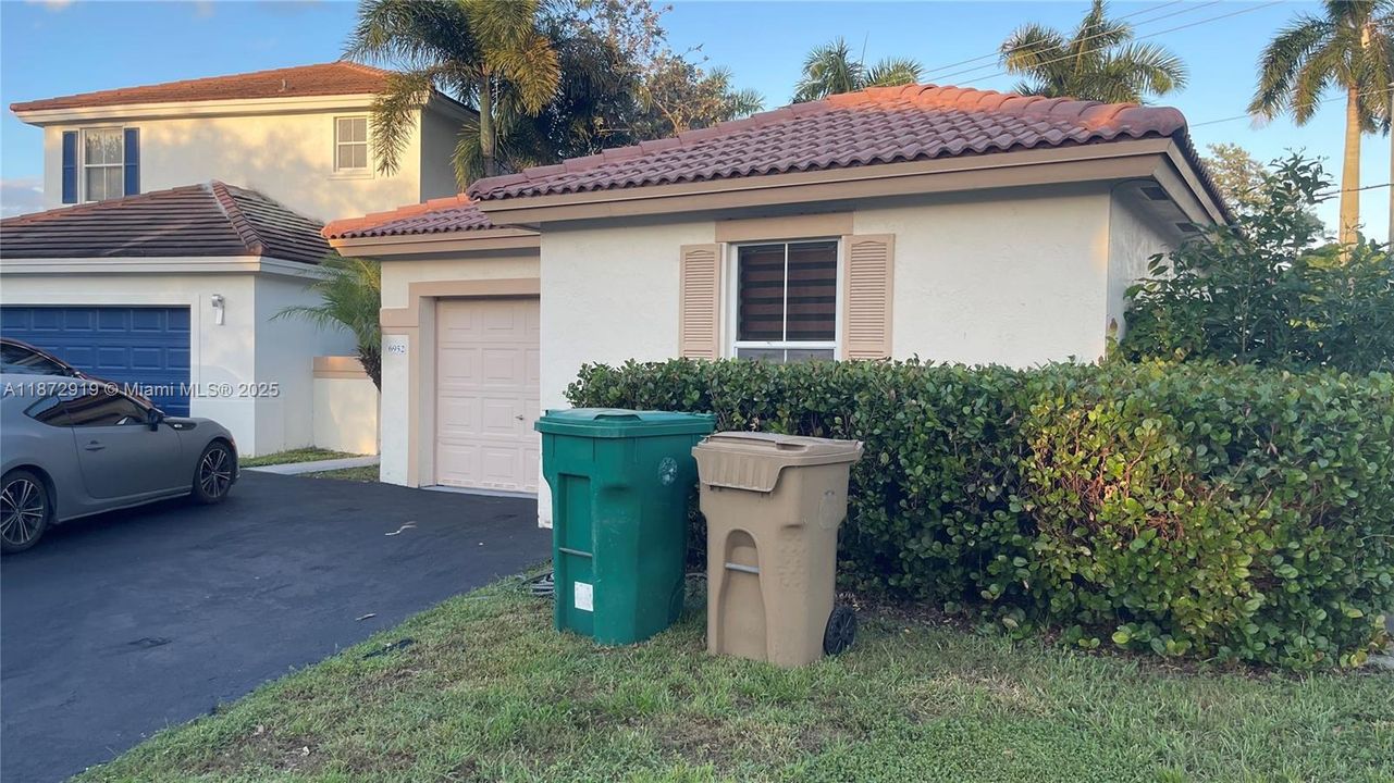 Active With Contract: $3,000 (3 beds, 2 baths, 1361 Square Feet)