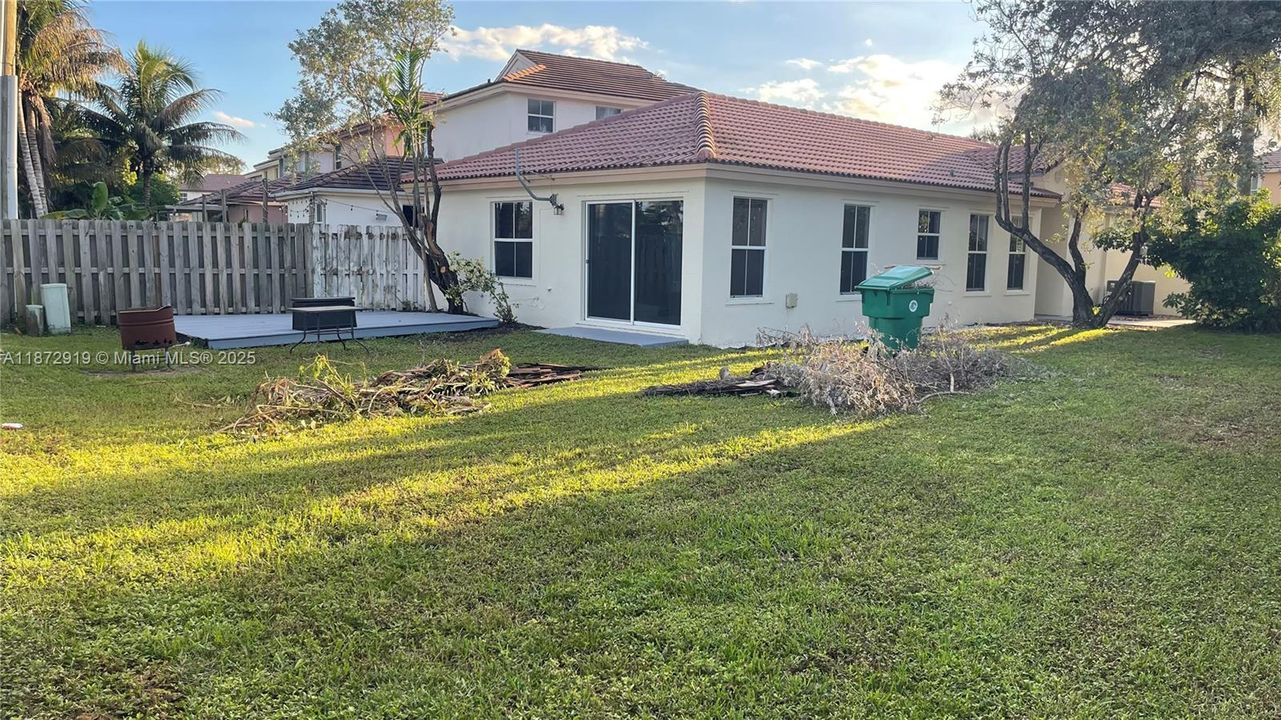 Active With Contract: $3,000 (3 beds, 2 baths, 1361 Square Feet)