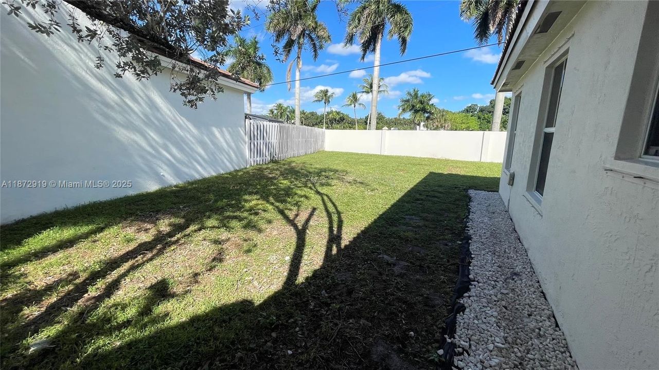 Active With Contract: $3,000 (3 beds, 2 baths, 1361 Square Feet)