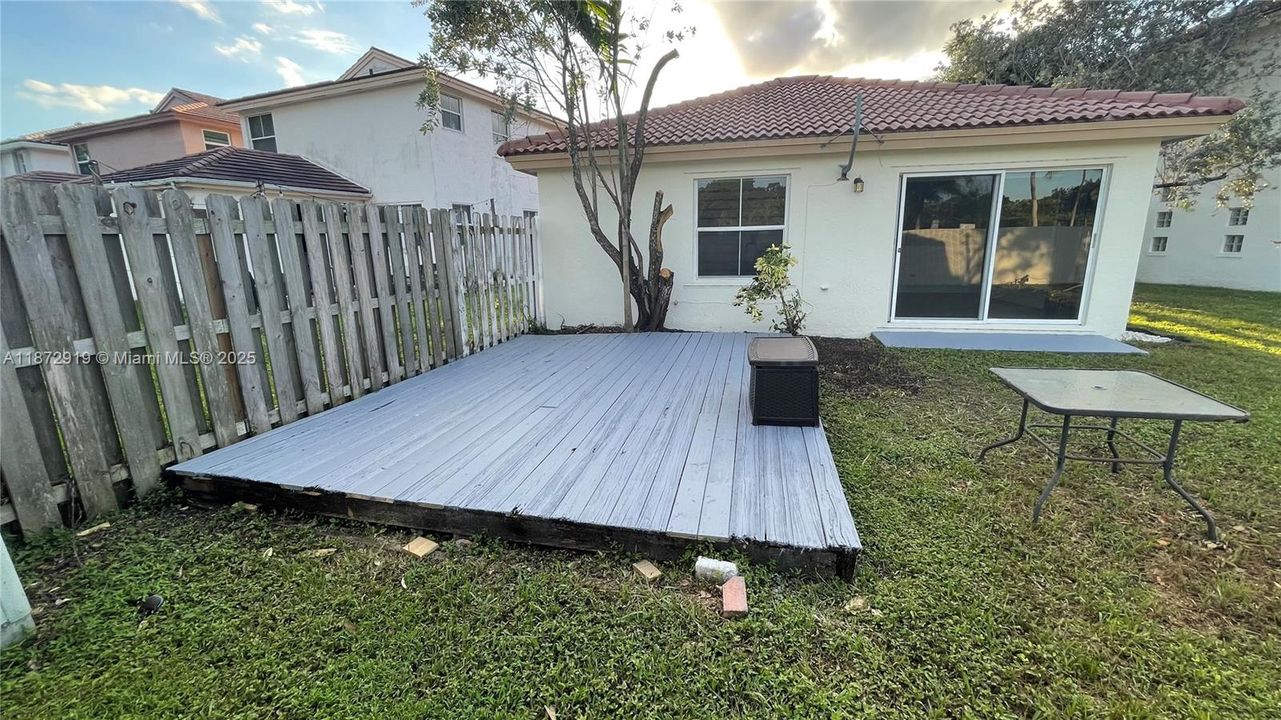 Active With Contract: $3,000 (3 beds, 2 baths, 1361 Square Feet)