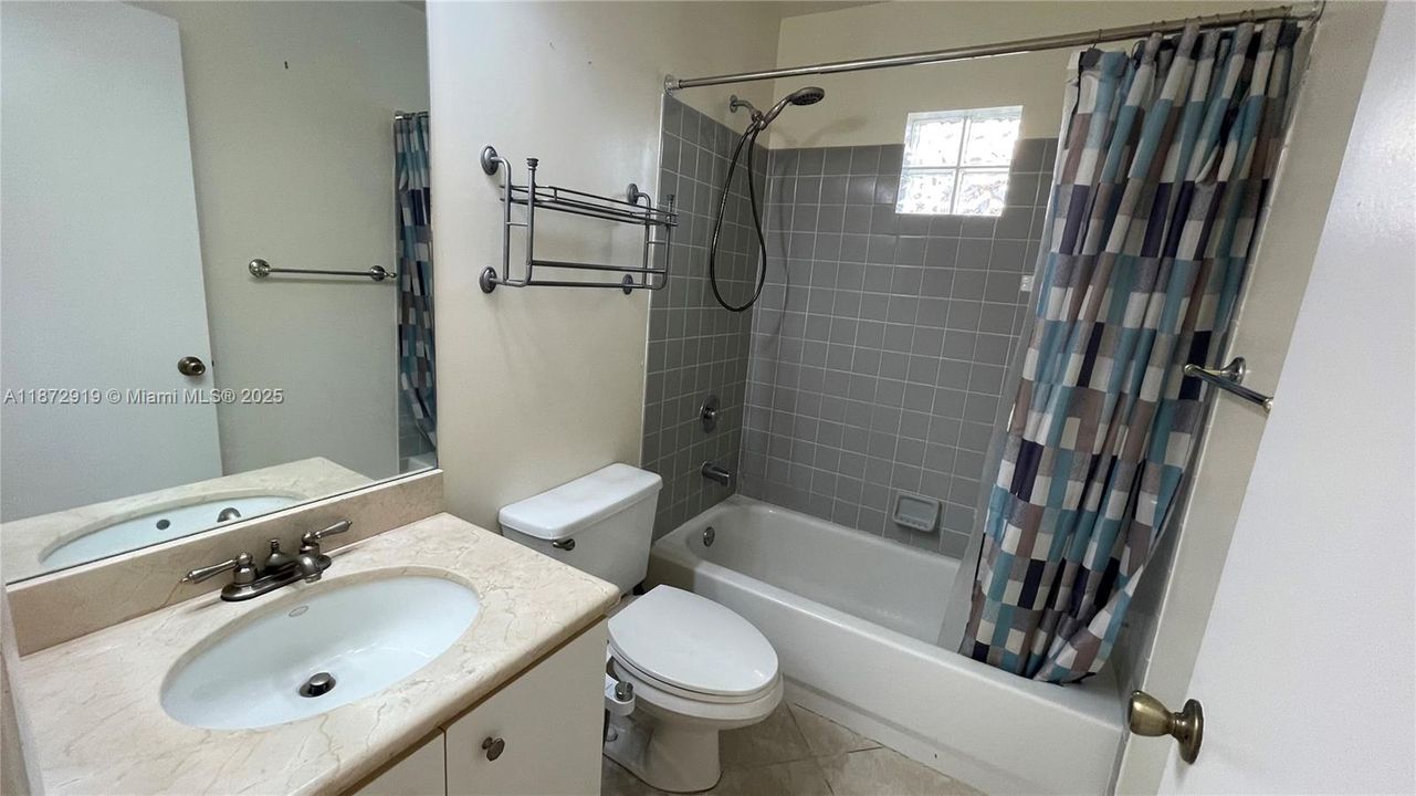 Active With Contract: $3,000 (3 beds, 2 baths, 1361 Square Feet)