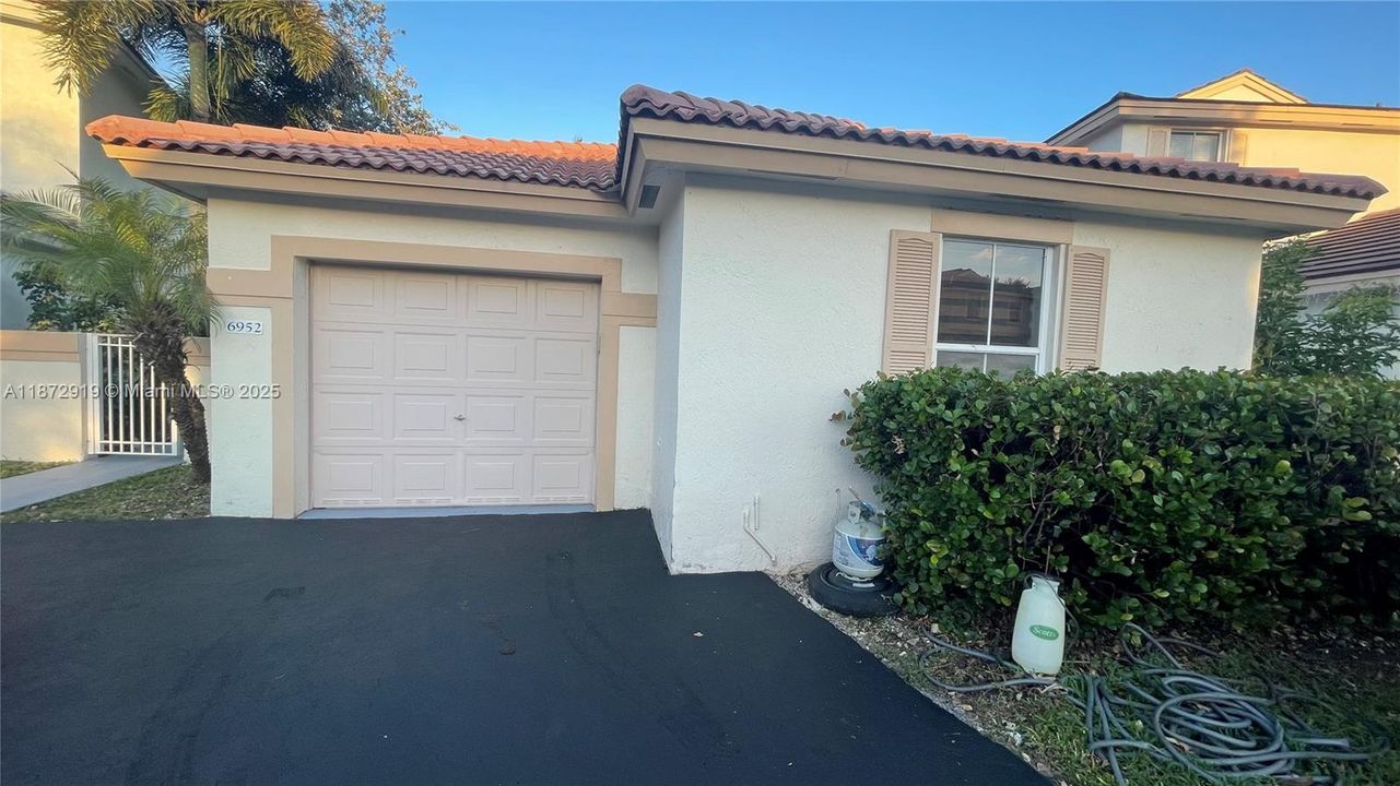 Active With Contract: $3,000 (3 beds, 2 baths, 1361 Square Feet)