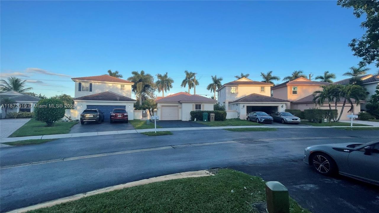 Active With Contract: $3,000 (3 beds, 2 baths, 1361 Square Feet)