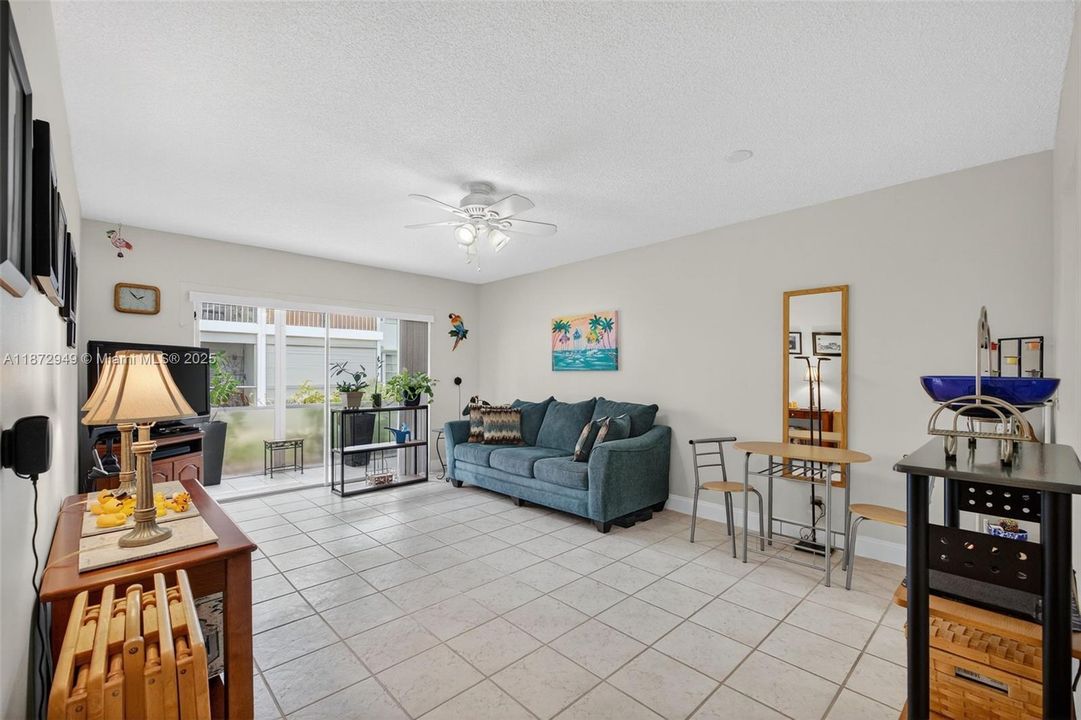 На продажу: $129,000 (1 спален, 1 ванн, 756 Квадратных фут)