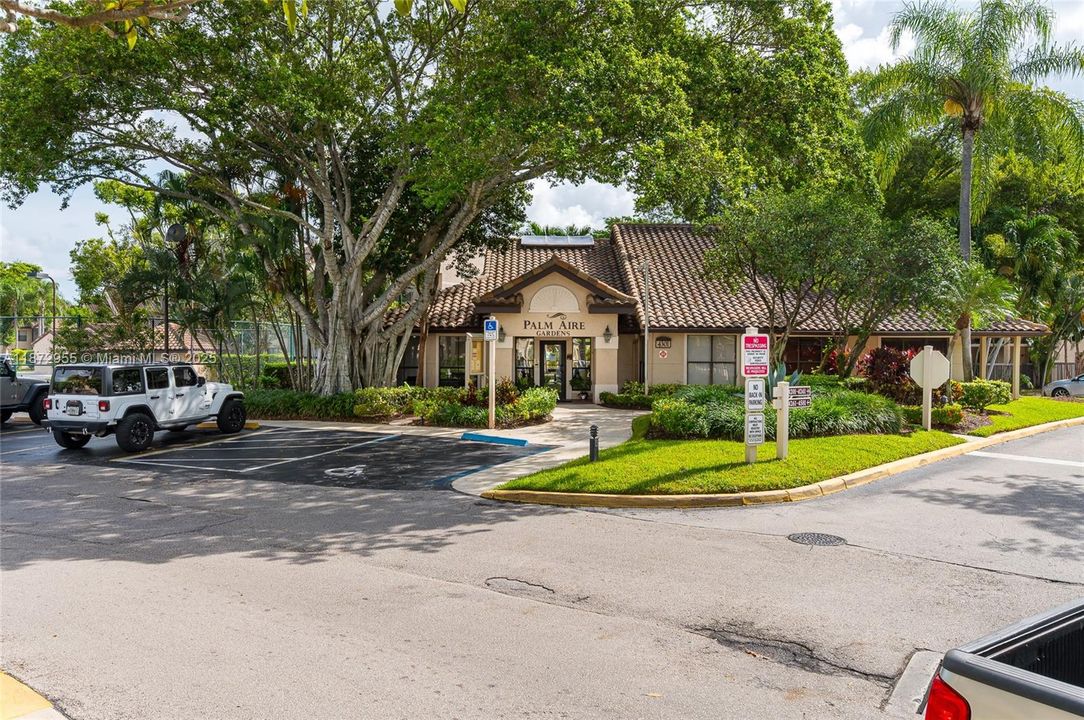 待售: $165,000 (1 贝兹, 1 浴室, 713 平方英尺)