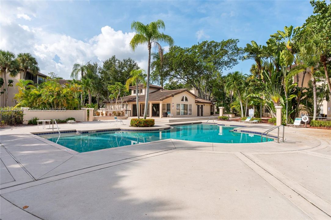 待售: $165,000 (1 贝兹, 1 浴室, 713 平方英尺)