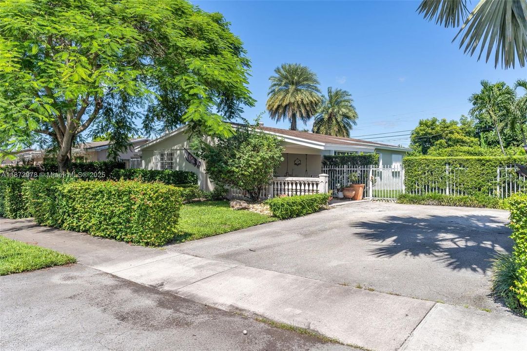 Parking enough to fit 4-6 cars