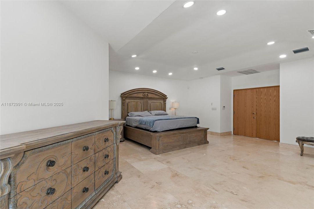 出租: $28,500 (7 贝兹, 6 浴室, 7146 平方英尺)