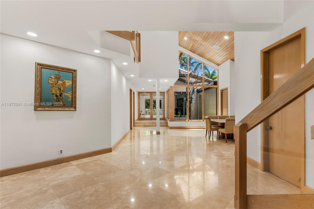 出租: $28,500 (7 贝兹, 6 浴室, 7146 平方英尺)