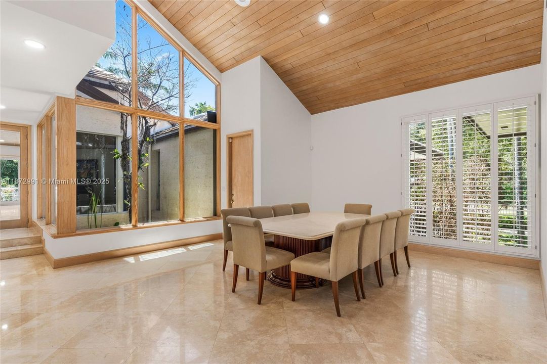 出租: $28,500 (7 贝兹, 6 浴室, 7146 平方英尺)