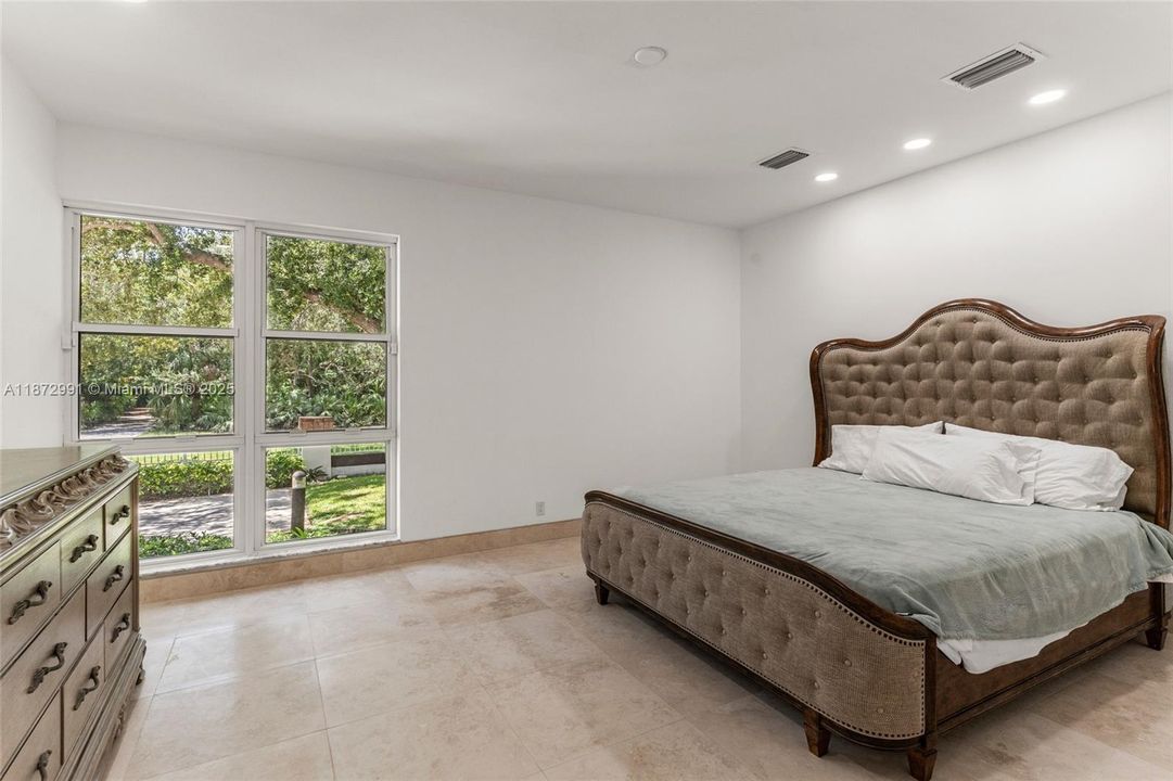 出租: $28,500 (7 贝兹, 6 浴室, 7146 平方英尺)