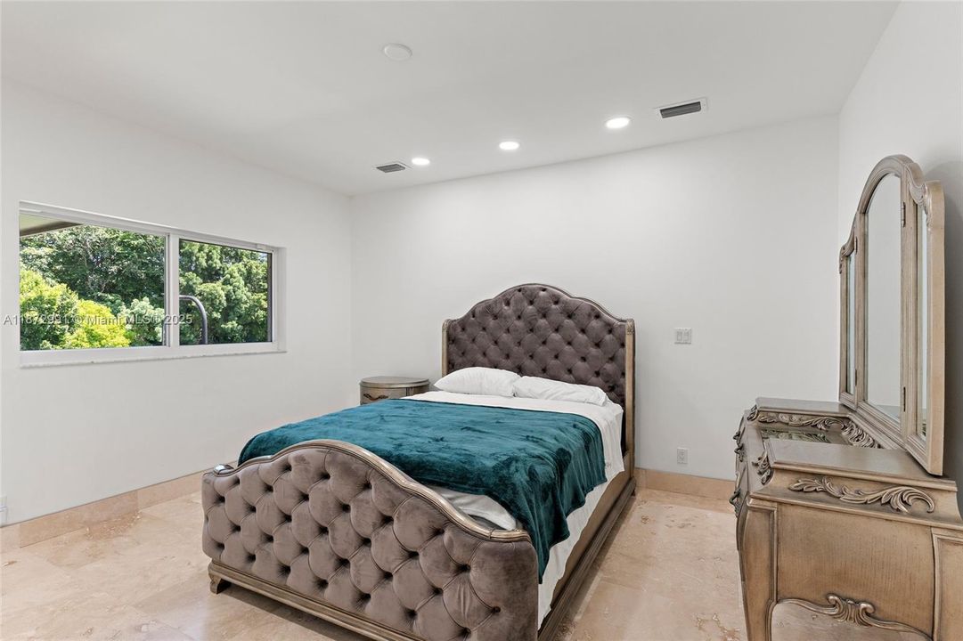 出租: $28,500 (7 贝兹, 6 浴室, 7146 平方英尺)