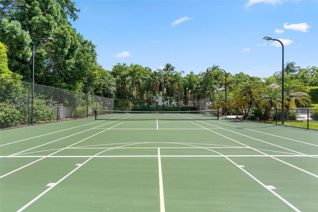 出租: $28,500 (7 贝兹, 6 浴室, 7146 平方英尺)