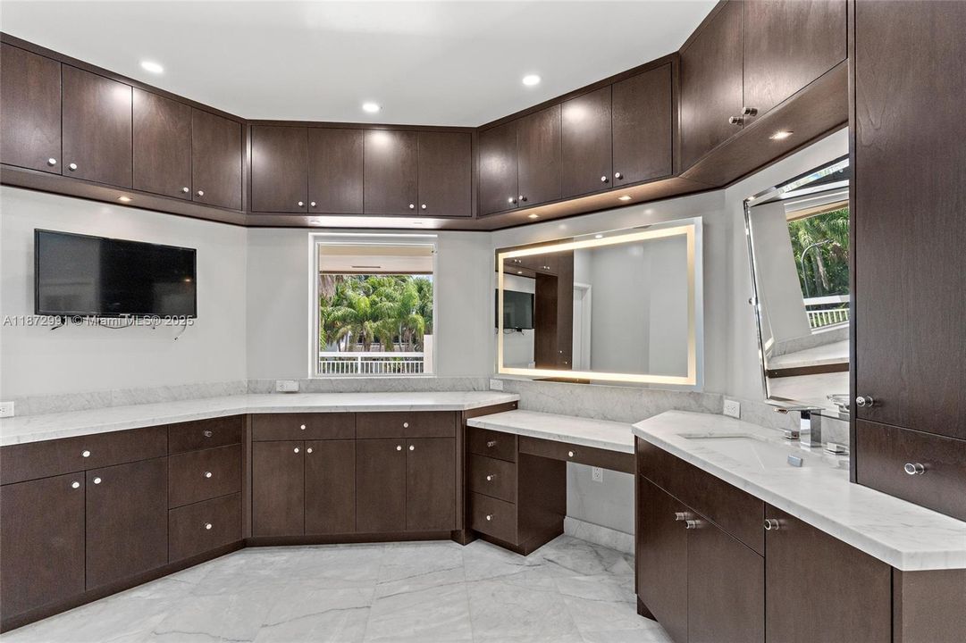 出租: $28,500 (7 贝兹, 6 浴室, 7146 平方英尺)