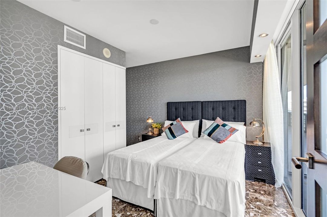 待售: $2,000,000 (2 贝兹, 2 浴室, 1094 平方英尺)