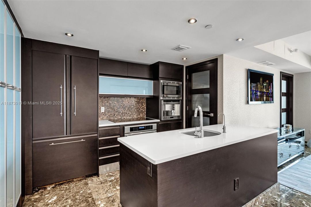 待售: $2,000,000 (2 贝兹, 2 浴室, 1094 平方英尺)