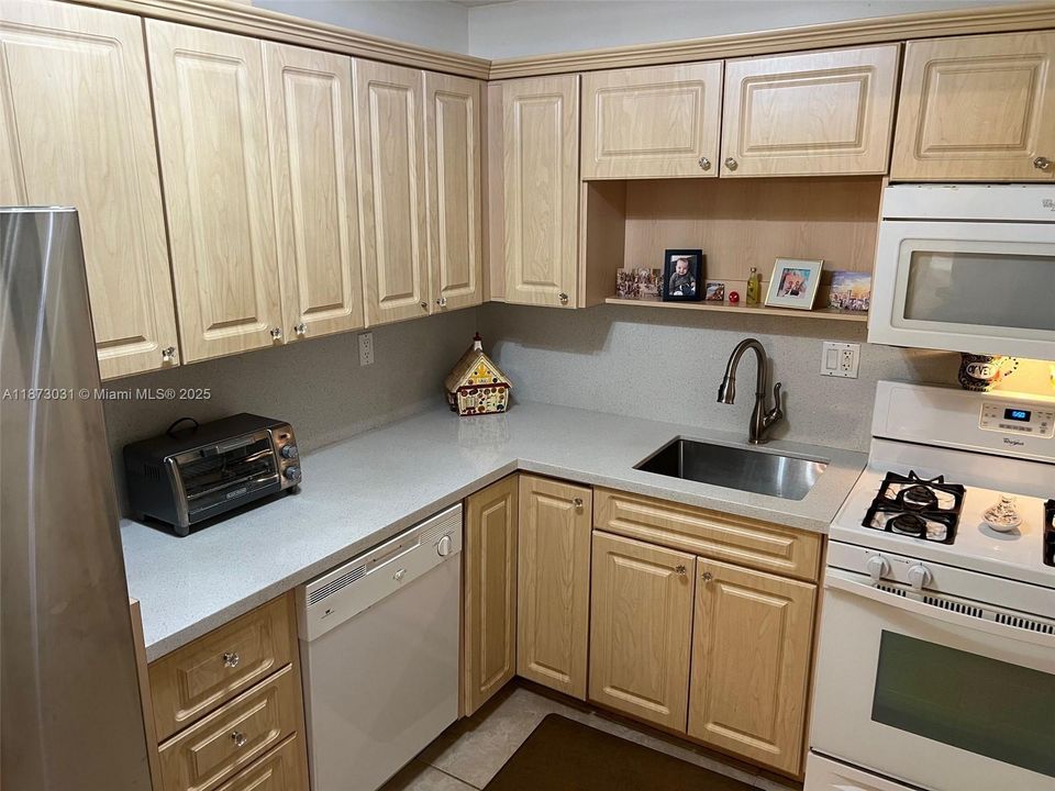 Activo con contrato: $2,250 (2 camas, 1 baños, 1077 Pies cuadrados)