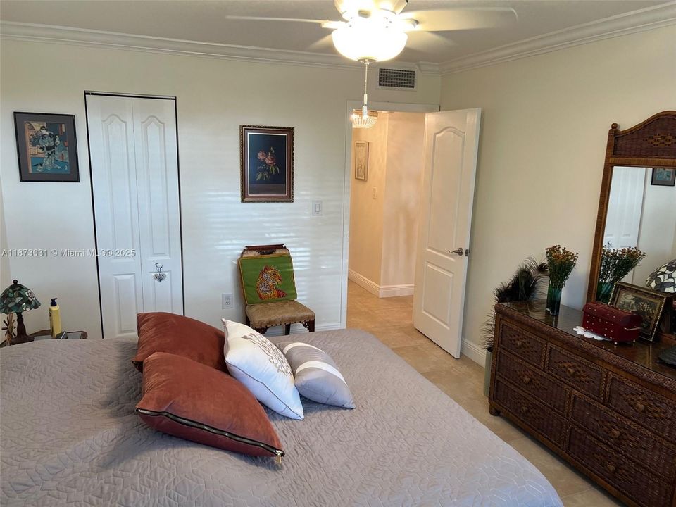 Activo con contrato: $2,250 (2 camas, 1 baños, 1077 Pies cuadrados)