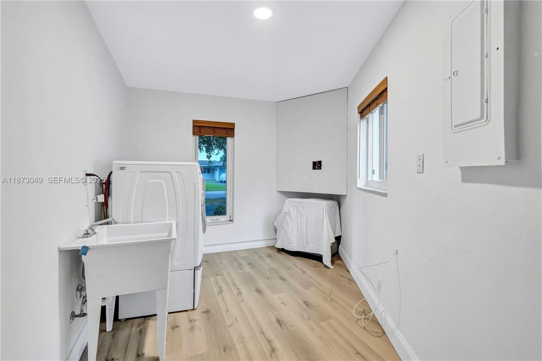 На продажу: $1,149,995 (6 спален, 4 ванн, 3424 Квадратных фут)