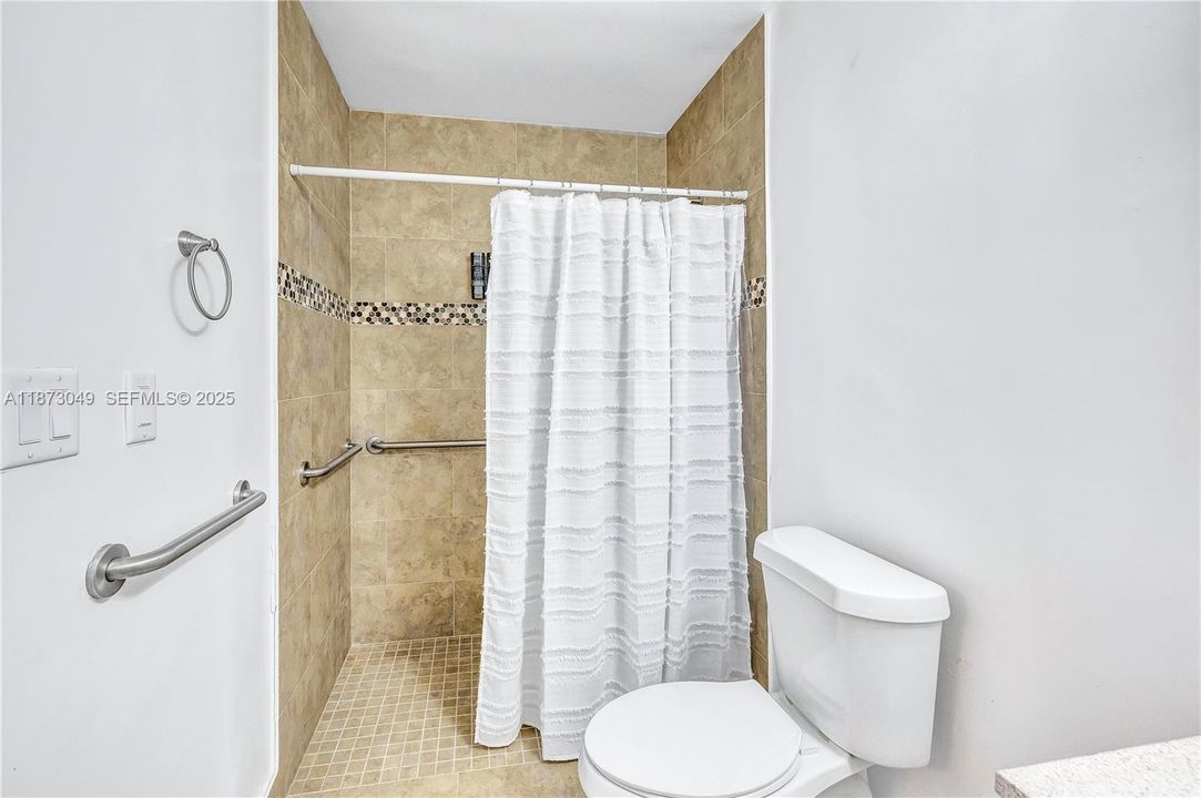 На продажу: $1,149,995 (6 спален, 4 ванн, 3424 Квадратных фут)