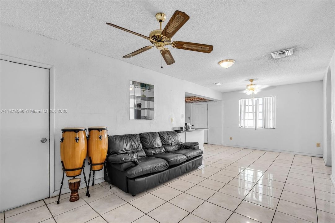 合同活跃: $419,900 (3 贝兹, 2 浴室, 2031 平方英尺)