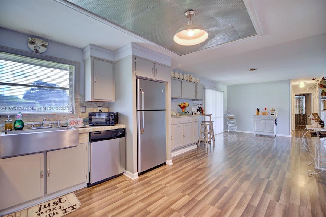 For Sale: $307,000 (4 beds, 2 baths, 1794 Square Feet)