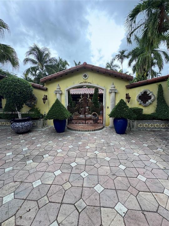 For Sale: $1,400,000 (2 beds, 2 baths, 1611 Square Feet)