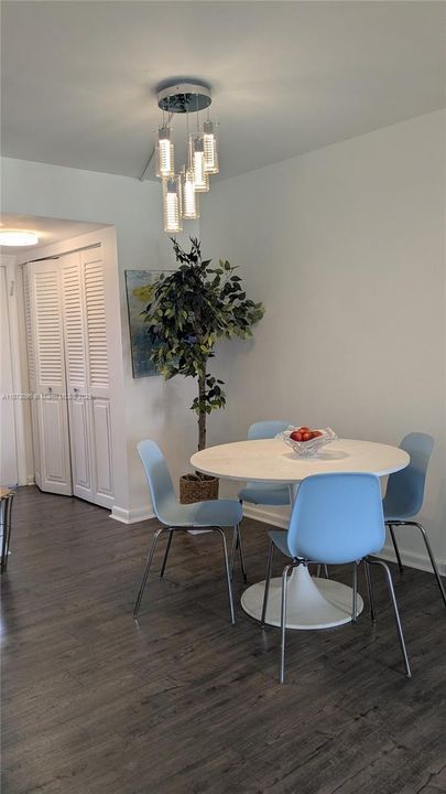 待售: $109,999 (1 贝兹, 1 浴室, 720 平方英尺)