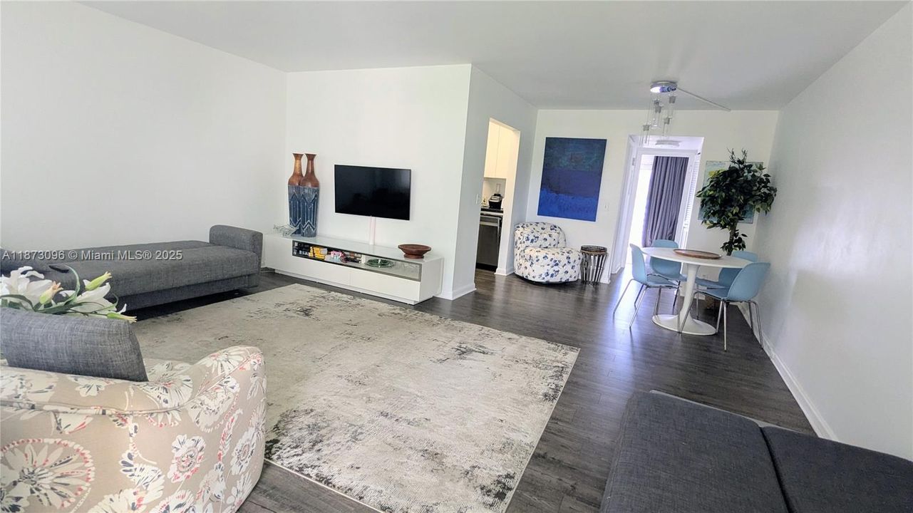 待售: $109,999 (1 贝兹, 1 浴室, 720 平方英尺)