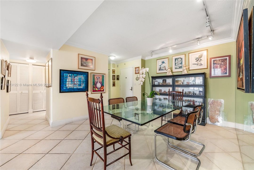 合同活跃: $699,000 (2 贝兹, 2 浴室, 1411 平方英尺)