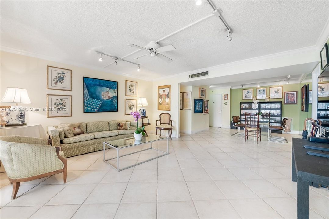 合同活跃: $699,000 (2 贝兹, 2 浴室, 1411 平方英尺)