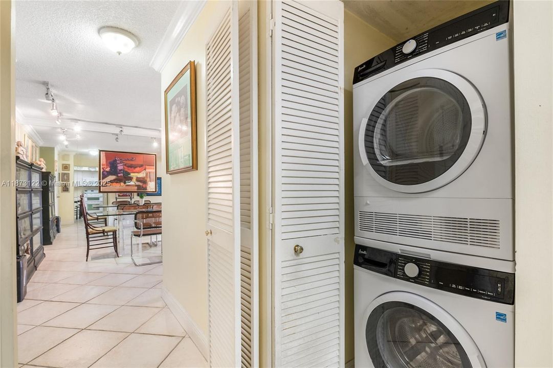 合同活跃: $699,000 (2 贝兹, 2 浴室, 1411 平方英尺)