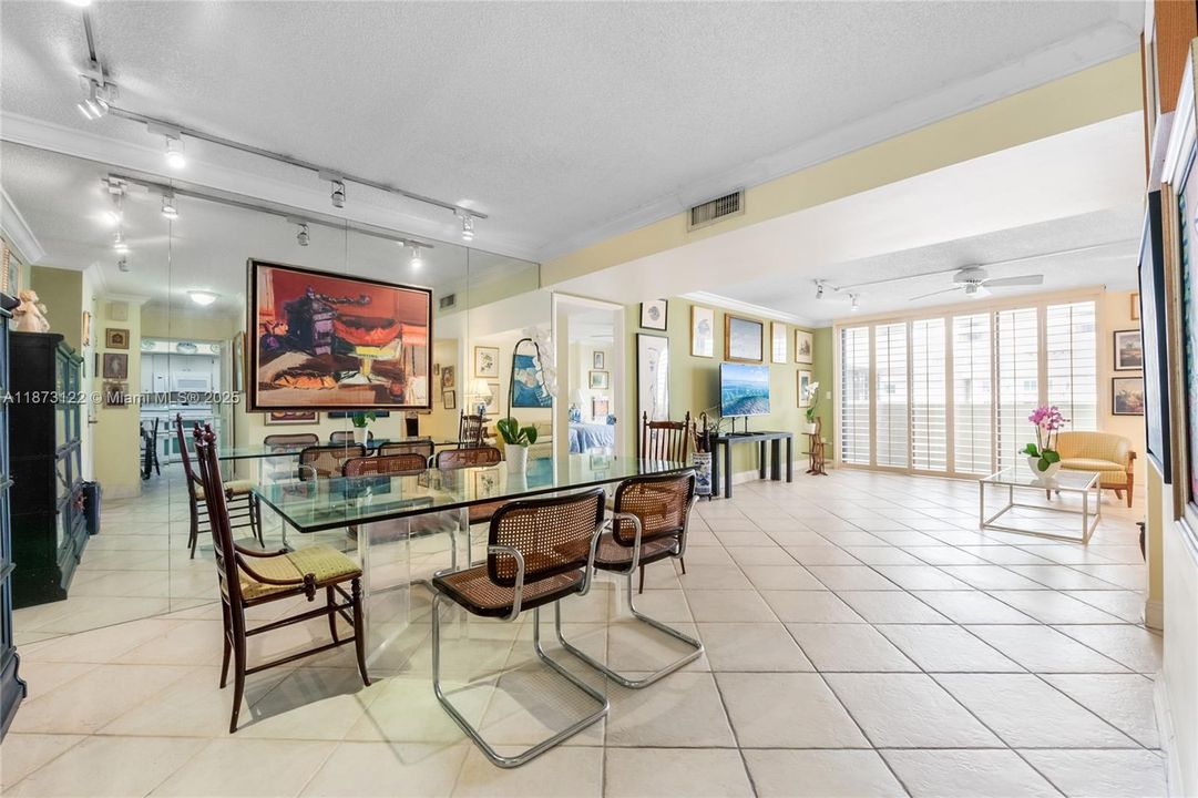 合同活跃: $699,000 (2 贝兹, 2 浴室, 1411 平方英尺)