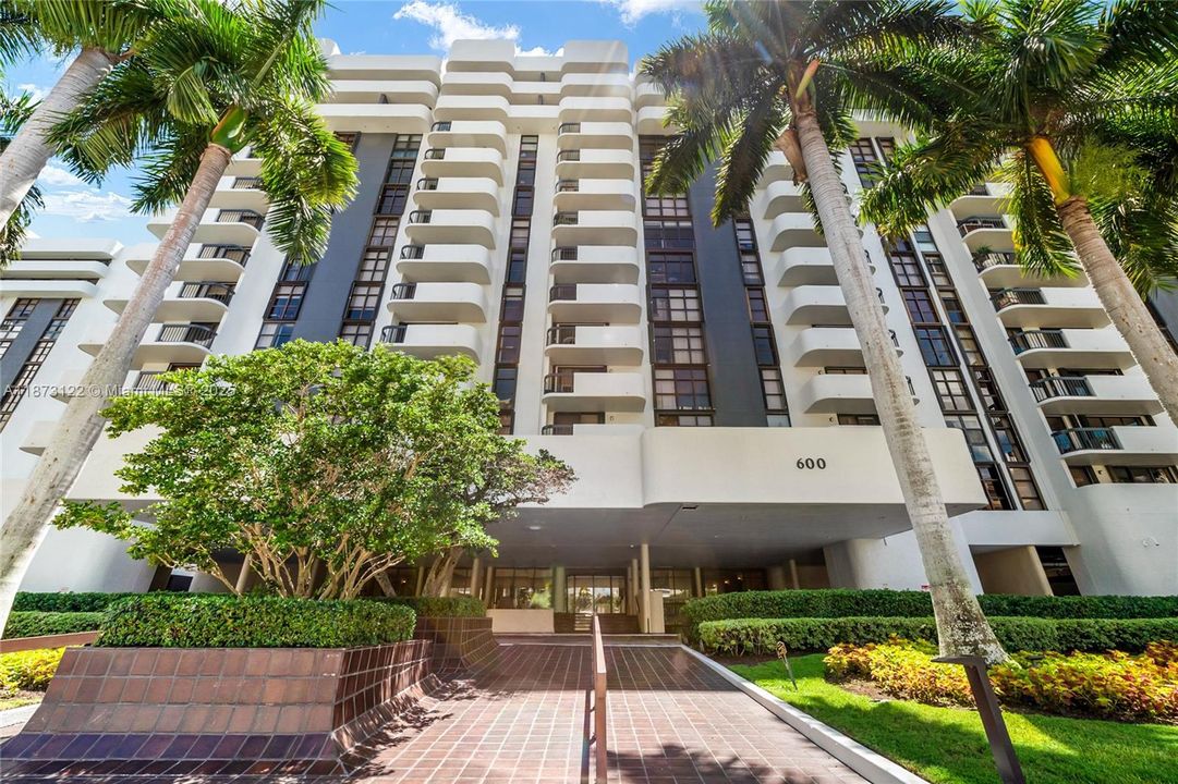 合同活跃: $699,000 (2 贝兹, 2 浴室, 1411 平方英尺)