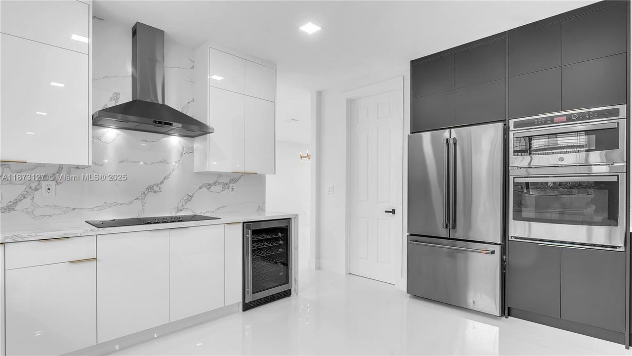 Под контрактом: $5,800 (5 спален, 4 ванн, 3399 Квадратных фут)