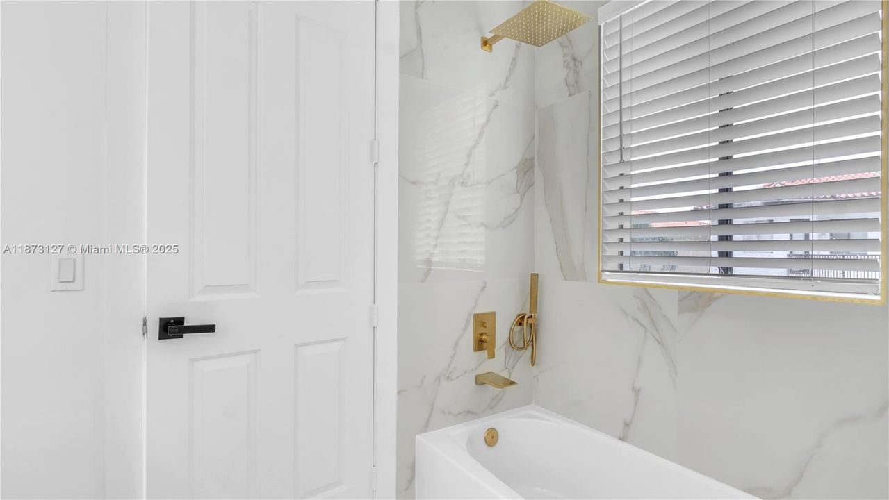 Под контрактом: $5,800 (5 спален, 4 ванн, 3399 Квадратных фут)