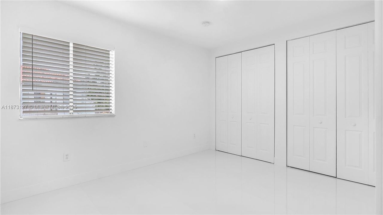 Под контрактом: $5,800 (5 спален, 4 ванн, 3399 Квадратных фут)