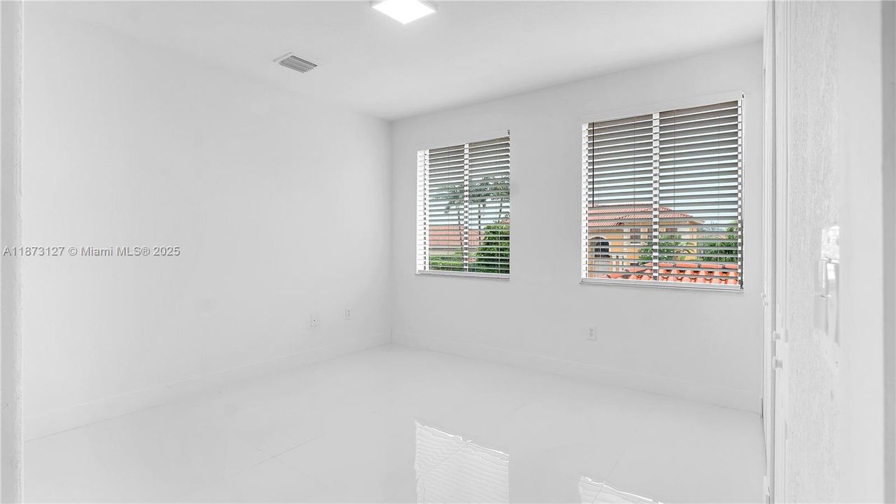 Под контрактом: $5,800 (5 спален, 4 ванн, 3399 Квадратных фут)